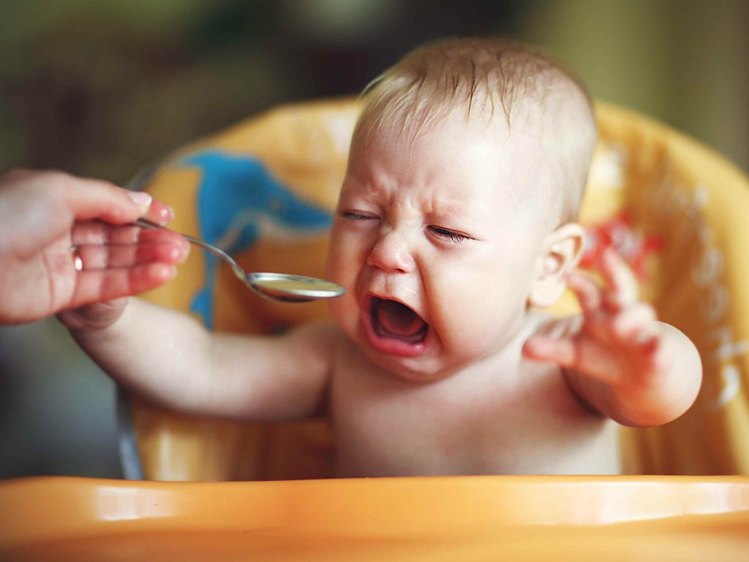 6 माह से पहले ठोस आहार है बच्चे के लिए हानिकारक